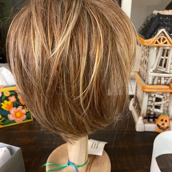 Raquel Welch Wig - Picture 2 of 4